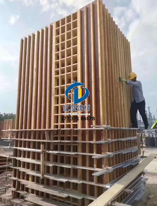 工地方形柱子模板方柱扣加固现场，夹具排布规整，预防涨模.jpg